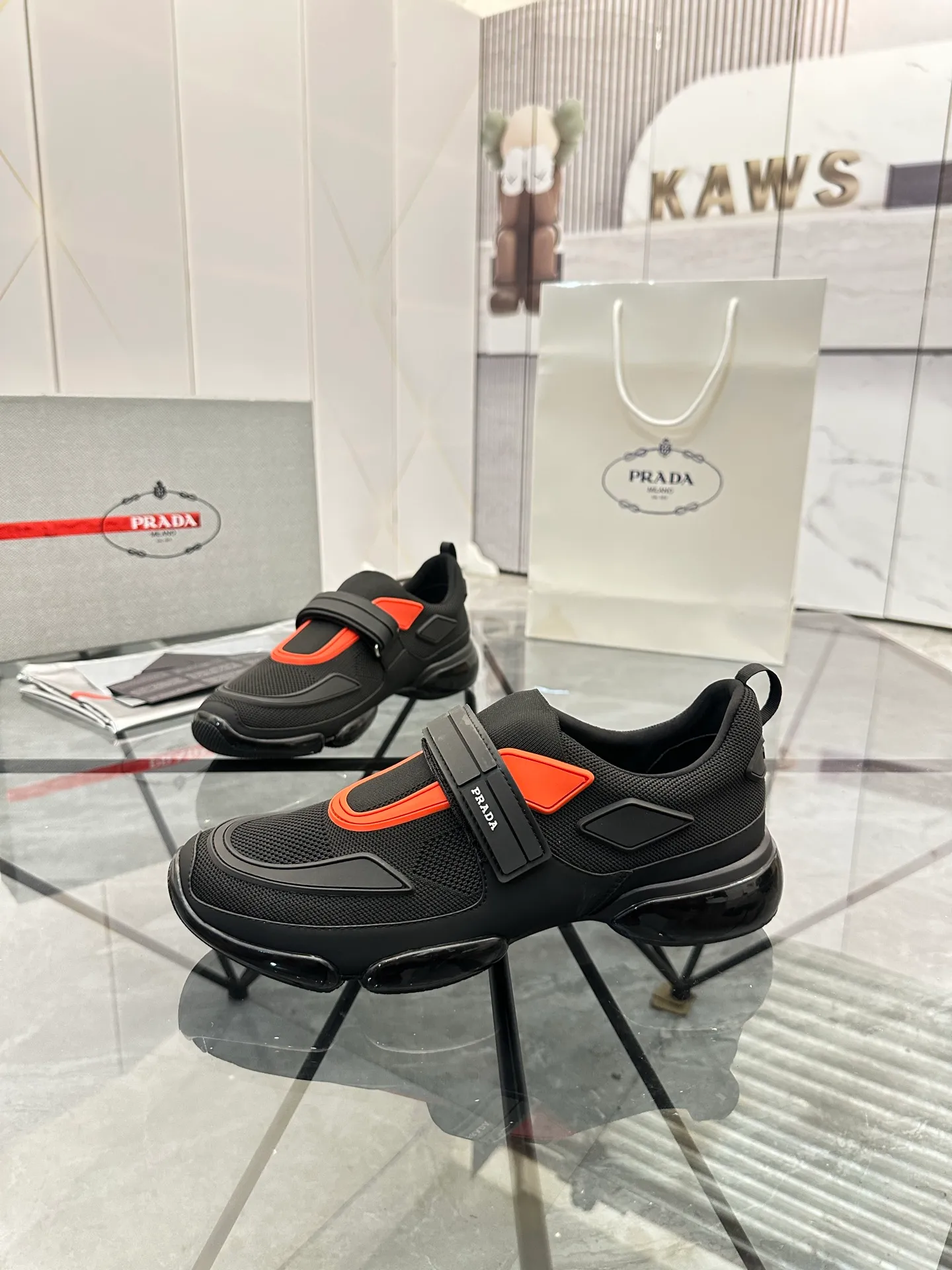 Men's shoes: 💰P500¥ High-end top quality Product trademark: Prada *"Prada*" low-top casual shoes Regular size: 38-45 (can be customized to 46) One size larger Product materials: imported breathable fly weave upper, professional glue-making process, breathable lining, cowhide foot pads, original outsole. No.: 001
